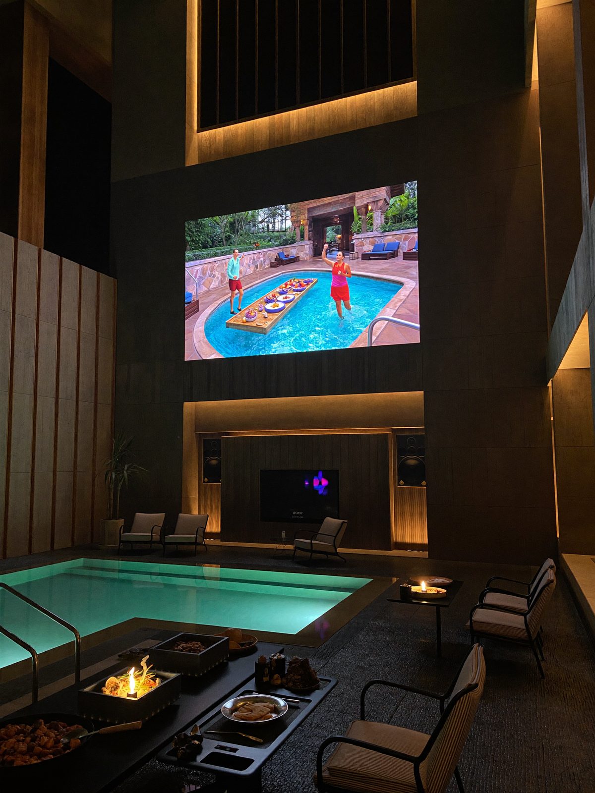 Painel de LED na área da piscina com som integrado — imagem ilustrativa